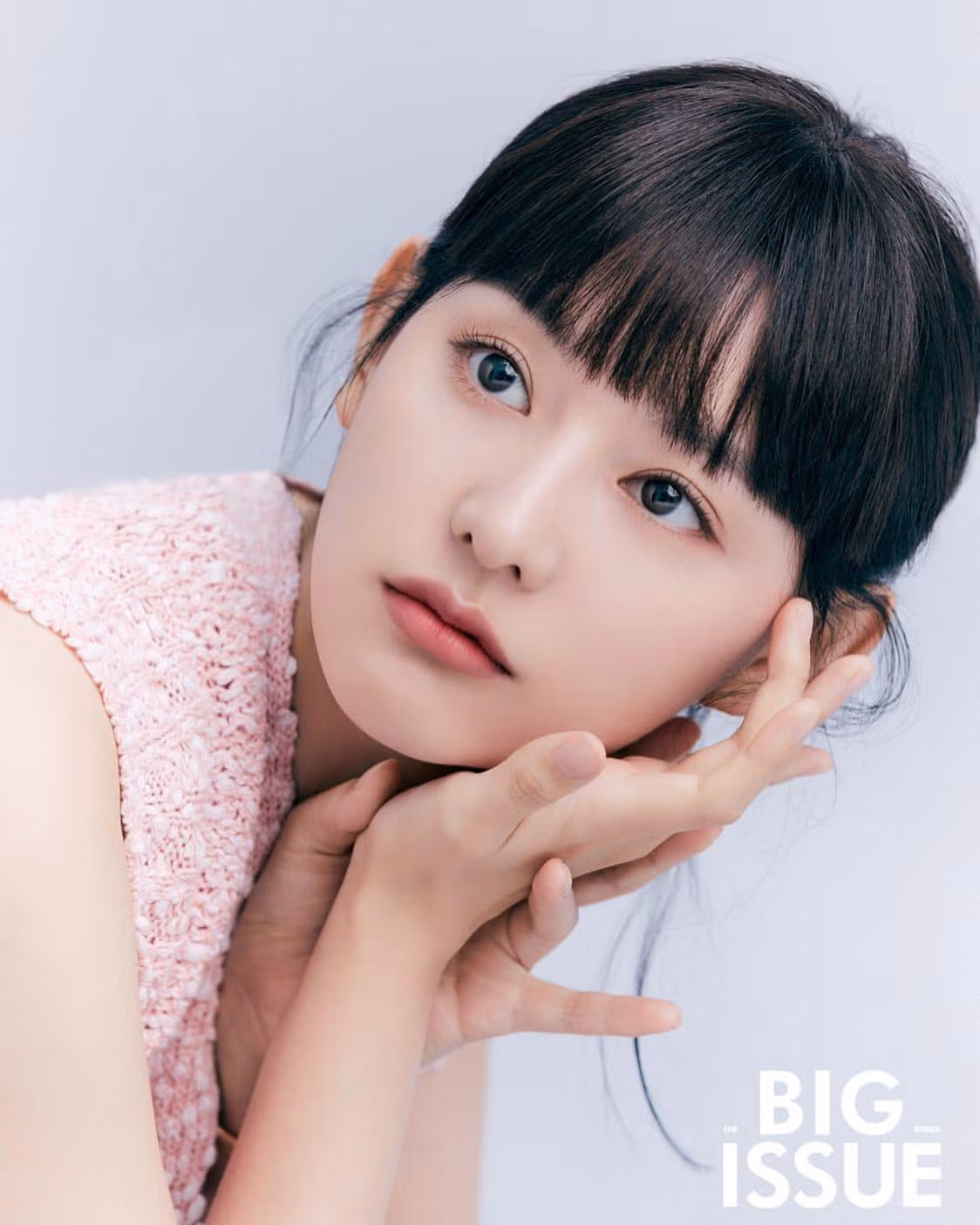 Kim Ji Won có gương mặt hiền hậu, ngũ quan hài hòa xinh xắn, nụ cười rạng rỡ, nhưng khí chất sang trọng thời thượng, khi không cười tạo nên cảm giác cao ngạo khó gần. Nhờ đó, cô phù hợp với hình tượng tiểu thư tài phiệt lộng lẫy và cô gái nhà bên giản dị dễ thương. Kim Ji Won có gương mặt hiền hậu, ngũ quan hài hòa xinh xắn, nụ cười rạng rỡ, nhưng khí chất sang trọng thời thượng, khi không cười tạo nên cảm giác cao ngạo khó gần. Nhờ đó, cô phù hợp với hình tượng tiểu thư tài phiệt lộng lẫy và cô gái nhà bên giản dị dễ thương.