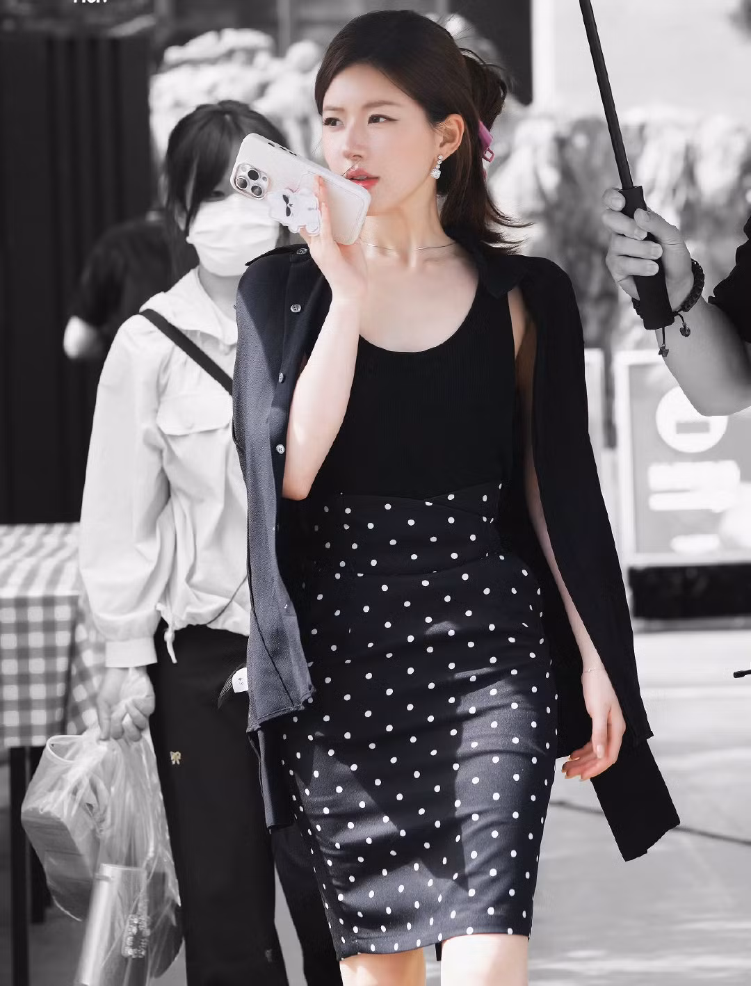 Triệu Lộ Tư nổi lên từ những bộ phim chiếu mạng như Trần Thiên Thiên trong lời đồn, Ôi hoàng đế bệ hạ của ta. Thời gian đầu, cô bị chê nhan sắc bình thường nhưng diễn xuất tự nhiên, linh động, biểu cảm lố hợp với thể loại phim giải trí chiếu trên mạng. Tuy nhiên, Triệu Lộ Tư ngày càng thăng hạng nhan sắc, vai diễn của cô cũng đa dạng. Dù nữ diễn viên vẫn bị chê có nhiều lỗi trong kỹ thuật diễn, nhờ đóng phim chăm chỉ, Triệu Lộ Tư đã có lượng khán giả dành cho riêng mình, luôn chăm chú mỗi khi phim của cô phát sóng. Triệu Lộ Tư nổi lên từ những bộ phim chiếu mạng như Trần Thiên Thiên trong lời đồn, Ôi hoàng đế bệ hạ của ta. Thời gian đầu, cô bị chê nhan sắc bình thường nhưng diễn xuất tự nhiên, linh động, biểu cảm lố hợp với thể loại phim giải trí chiếu trên mạng. Tuy nhiên, Triệu Lộ Tư ngày càng thăng hạng nhan sắc, vai diễn của cô cũng đa dạng. Dù nữ diễn viên vẫn bị chê có nhiều lỗi trong kỹ thuật diễn, nhờ đóng phim chăm chỉ, Triệu Lộ Tư đã có lượng khán giả dành cho riêng mình, luôn chăm chú mỗi khi phim của cô phát sóng.