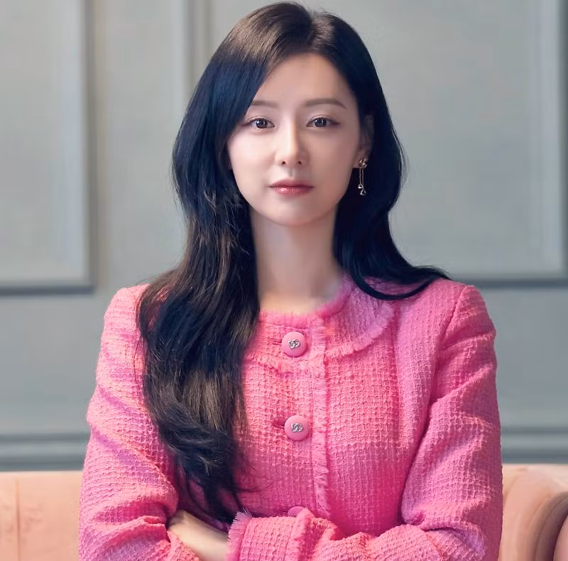 Bên cạnh diễn xuất được đánh giá cao, Kim Ji Won còn nhận được nhiều lời khen ngợi về sắc vóc. Trên các diễn đàn mạng xã hội Hàn Quốc, khán giả đánh giá "gương mặt tuyệt đẹp tự nhiên của Kim Ji Won là thứ mà những cuộc phẫu thuật thẩm mỹ không thể tạo được". Bên cạnh diễn xuất được đánh giá cao, Kim Ji Won còn nhận được nhiều lời khen ngợi về sắc vóc. Trên các diễn đàn mạng xã hội Hàn Quốc, khán giả đánh giá "gương mặt tuyệt đẹp tự nhiên của Kim Ji Won là thứ mà những cuộc phẫu thuật thẩm mỹ không thể tạo được".