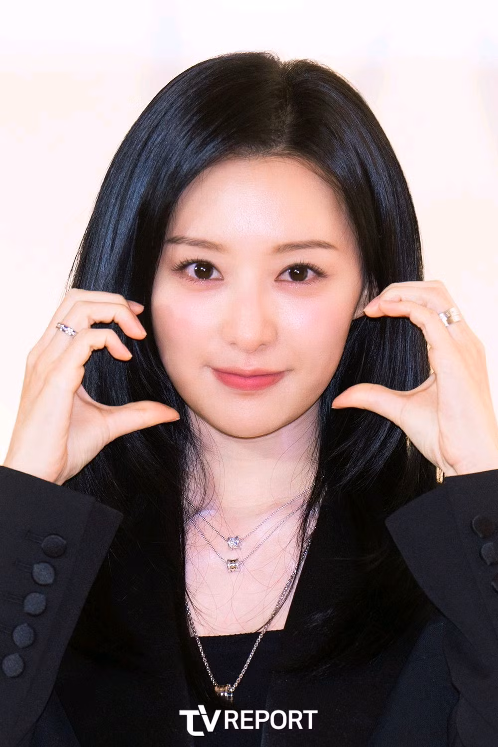 Kim Ji Won sinh năm 1992, tốt nghiệp chuyên ngành sân khấu tại Đại học Dongguk. Kim Ji Won từng được đào tạo để trở thành ca sĩ thần tượng. Tuy nhiên, con đường diễn xuất của cô rộng mở sau khi người đẹp nổi tiếng với các video quảng cáo. Khi mới vào nghề, Kim Ji Won còn được mệnh danh là "tiểu Kim Tae Hee". Kim Ji Won sinh năm 1992, tốt nghiệp chuyên ngành sân khấu tại Đại học Dongguk. Kim Ji Won từng được đào tạo để trở thành ca sĩ thần tượng. Tuy nhiên, con đường diễn xuất của cô rộng mở sau khi người đẹp nổi tiếng với các video quảng cáo. Khi mới vào nghề, Kim Ji Won còn được mệnh danh là "tiểu Kim Tae Hee".