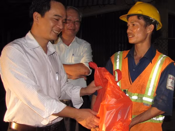 Bí thư Tỉnh Đoàn TT-Huế Nguyễn Chí Quang trao quà cho công nhân môi trường Huế đêm giao thừa Quý Tỵ 2013. Ảnh: Ngọc Văn