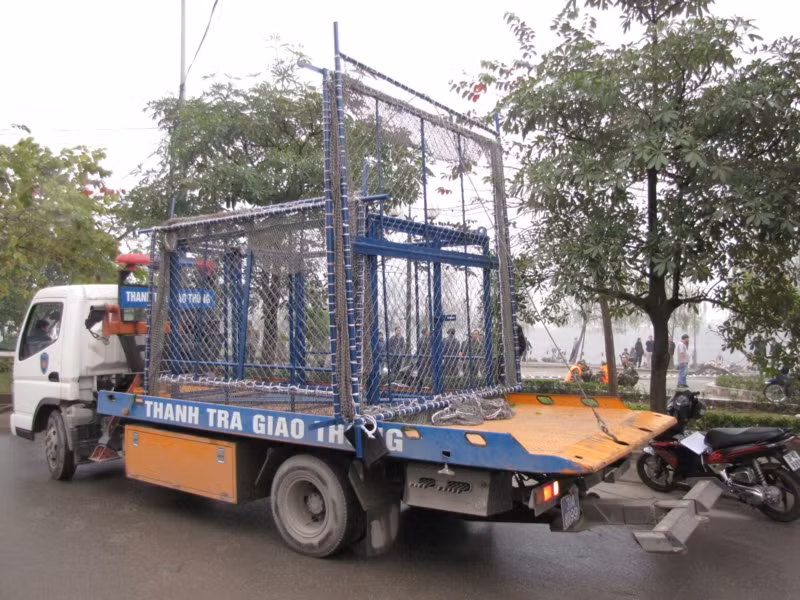 Lồng sắt dùng để luồn túi lưới chứa cụ rùa vào được vận chuyển tới