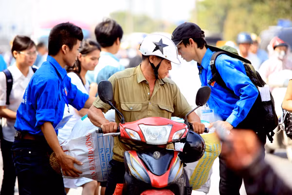 Sinh viên tình nguyện hộ tống thí sinh đưa lương thực thực phẩm lên xe