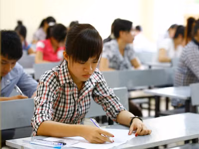 Tỷ lệ thí sinh thi ĐH, CĐ chọn khối C rất thấp nên môn sử thường bị các em xem nhẹ khi học phổ thông. Trong ảnh là kỳ thi tuyển sinh ĐH năm 2012 tại một điểm thi ở Hà Nội. Ảnh: Hồng Vĩnh