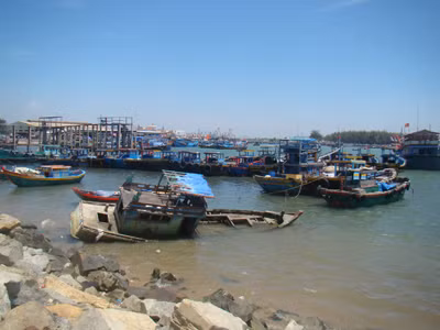 Hàng ngàn tàu cá đang nằm tại cảng cá La Gi chờ khai thông cửa biển