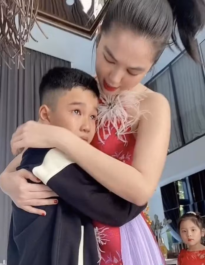 Khoảnh khắc Ngọc Trinh bên người thân ngày Mùng 1 Tết. Khoảnh khắc Ngọc Trinh bên người thân ngày Mùng 1 Tết.