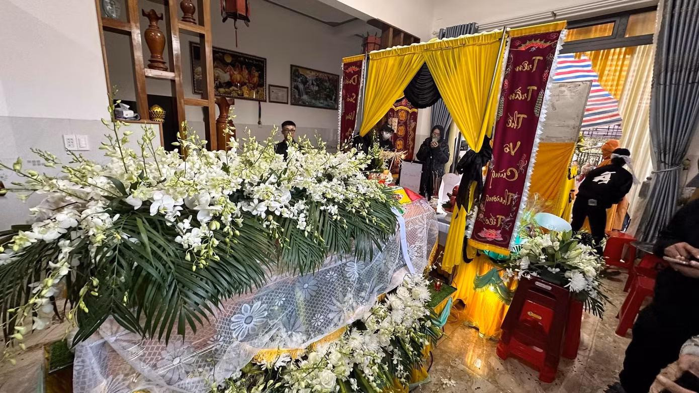 Một số hình ảnh trong lễ tang diễn viên Thủy Phạm sáng 3/2. Sau lễ di quan, linh cữu của cô được an táng tại nghĩa trang quê nhà. Một số hình ảnh trong lễ tang diễn viên Thủy Phạm sáng 3/2. Sau lễ di quan, linh cữu của cô được an táng tại nghĩa trang quê nhà.