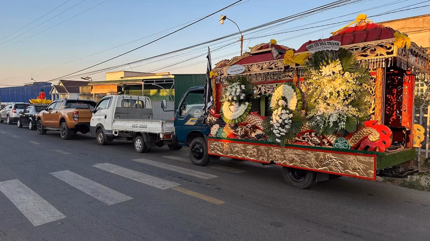 Một số hình ảnh trong lễ tang diễn viên Thủy Phạm sáng 3/2. Sau lễ di quan, linh cữu của cô được an táng tại nghĩa trang quê nhà. Một số hình ảnh trong lễ tang diễn viên Thủy Phạm sáng 3/2. Sau lễ di quan, linh cữu của cô được an táng tại nghĩa trang quê nhà.