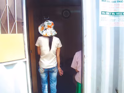 Công nhân chờ khám bệnh bên trong thùng container
