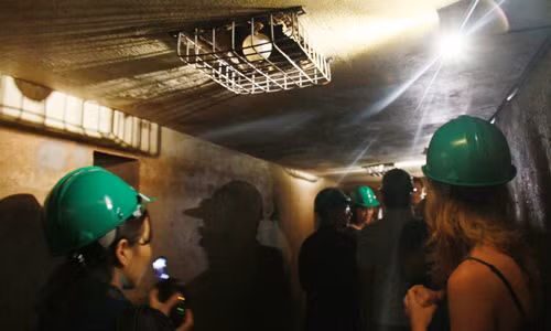 Du khách tham quan hầm trú bom trong khách sạn Metroole. Ảnh: Trường Phong