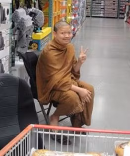 Sư Luang Pu Nen Kham trong siêu thị