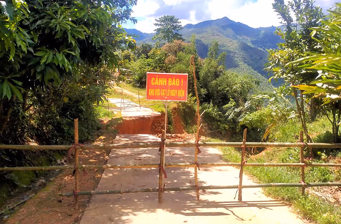 Điểm sạt lở được rào chắn để đảm bảo an toàn Điểm sạt lở được rào chắn để đảm bảo an toàn