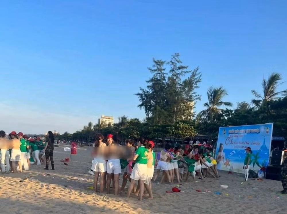 Hoạt động chơi team building gây phản cảm trên biển Cửa Lò