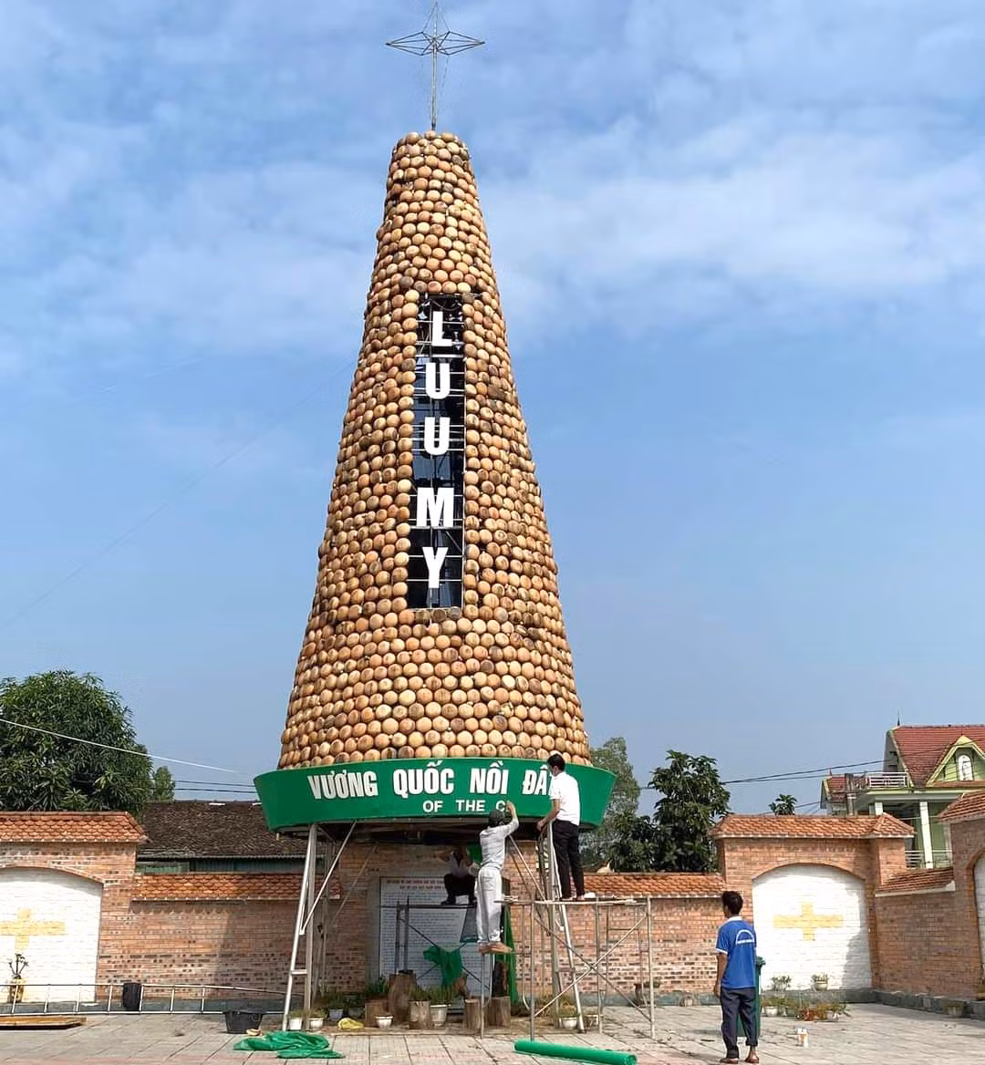Tại Giáo xứ Lưu Mỹ (xã Trù Sơn, huyện Đô Lương, Nghệ An), cây thông Noel được làm từ hàng ngàn chiếc nồi đất cũng gây ấn tượng với nhiều người. Cây thông này được dựng lên từ nhiều năm qua nhằm quảng bá cho nghề làm nồi đất truyền thống của người dân trong xã.