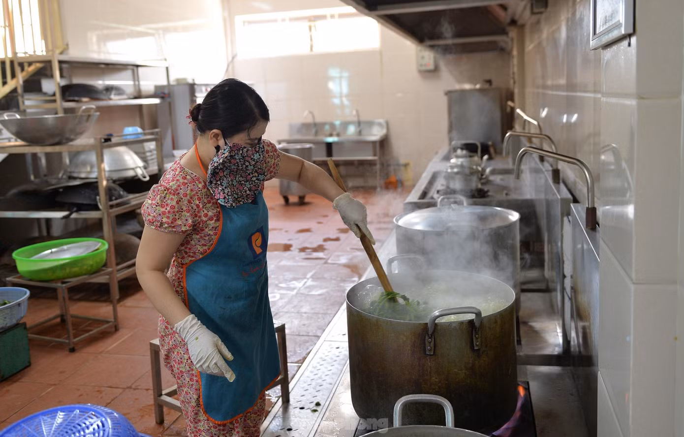 Nhờ sự quan tâm của các đơn vị, nhà hảo tâm, nhà trường đã khắc phục được khó khăn trong bối cảnh dịch COVID-19 diễn ra phức tạp. Việc ăn ở của học sinh được đáp ứng đầy đủ. “Chỉ có Ban giám hiệu, giáo viên làm công tác hành chính, quản sinh, nhà bếp là ở lại trường để quản giáo các em còn lại các giáo viên dạy học thì dạy trực tuyến. Buổi sáng mỗi ngày, cán bộ y tế của trường đều đo thân nhiệt cho học sinh trước khi lên lớp. Cứ vài ngày, nhà trường sẽ phun khử khuẩn, học sinh lau chùi bàn ghế... đảm bảo vệ sinh, an toàn phòng chống dịch”, Cô Nguyễn Thị Kiều Hoa cho biết thêm. Nhờ sự quan tâm của các đơn vị, nhà hảo tâm, nhà trường đã khắc phục được khó khăn trong bối cảnh dịch COVID-19 diễn ra phức tạp. Việc ăn ở của học sinh được đáp ứng đầy đủ. “Chỉ có Ban giám hiệu, giáo viên làm công tác hành chính, quản sinh, nhà bếp là ở lại trường để quản giáo các em còn lại các giáo viên dạy học thì dạy trực tuyến. Buổi sáng mỗi ngày, cán bộ y tế của trường đều đo thân nhiệt cho học sinh trước khi lên lớp. Cứ vài ngày, nhà trường sẽ phun khử khuẩn, học sinh lau chùi bàn ghế... đảm bảo vệ sinh, an toàn phòng chống dịch”, Cô Nguyễn Thị Kiều Hoa cho biết thêm.