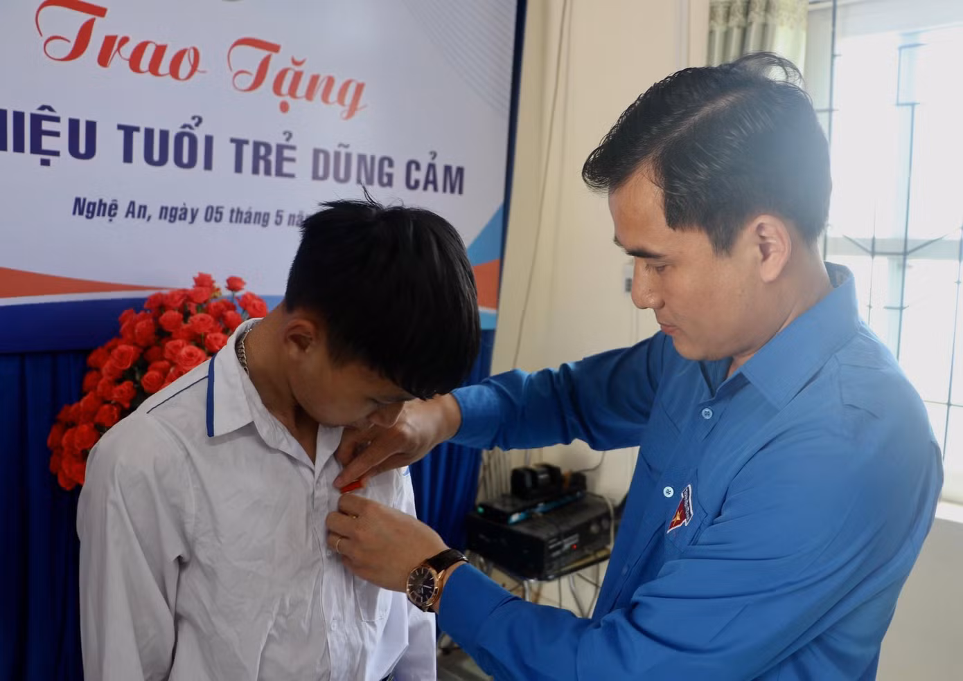 Anh Thái Minh Sỹ trao tặng Huy hiệu Tuổi trẻ dũng cảm cho em Đặng Ngọc Thái An.