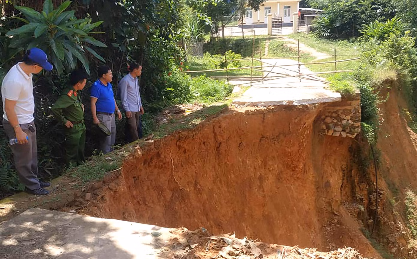 Cả đoạn đường bị cuốn trôi xuống khe suối Cả đoạn đường bị cuốn trôi xuống khe suối