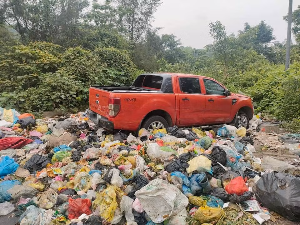 Chiếc xe ô tô được tìm thấy tại bãi rác trong tình trạng đã hư hỏng một số bộ phận.