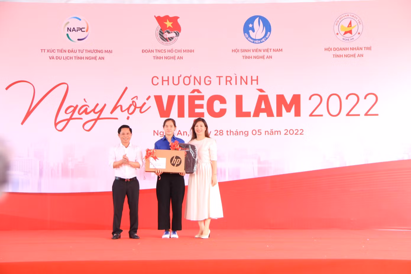 Tại Chương trình, Ban tổ chức đã tặng 20 suất quà cho 20 em sinh viên có hoàn cảnh khó khăn; tặng 1 suất quà là một máy tính xách tay trị giá 14 triệu đồng cho 1 bạn sinh viên có hoàn cảnh đặc biệt khó khăn, vươn lên học tập tốt.
