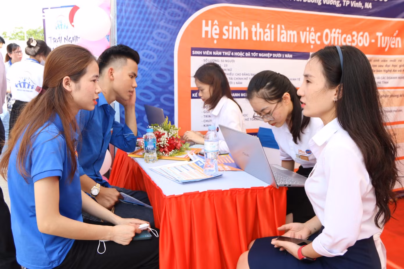 "Chương trình “Ngày hội việc làm” năm 2022 là cơ hội giúp các bạn thanh niên, sinh viên được định hướng, được học hỏi và tiếp thu những xu hướng, tiềm năng nghề nghiệp, cách thức hội nhập doanh nghiệp và yêu cầu của các doanh nghiệp đối với ứng viên tìm việc. Trang bị và củng cố những kiến thức, kỹ năng, kinh nghiệm cho các bạn thanh niên, sinh viên bước vào con đường khởi nghiệp, lập nghiệp, tìm kiếm việc làm trong tương lai", anh Lê Văn Lương - Ủy viên BCH T.Ư Đoàn, Bí thư Tỉnh Đoàn Nghệ An chia sẻ.