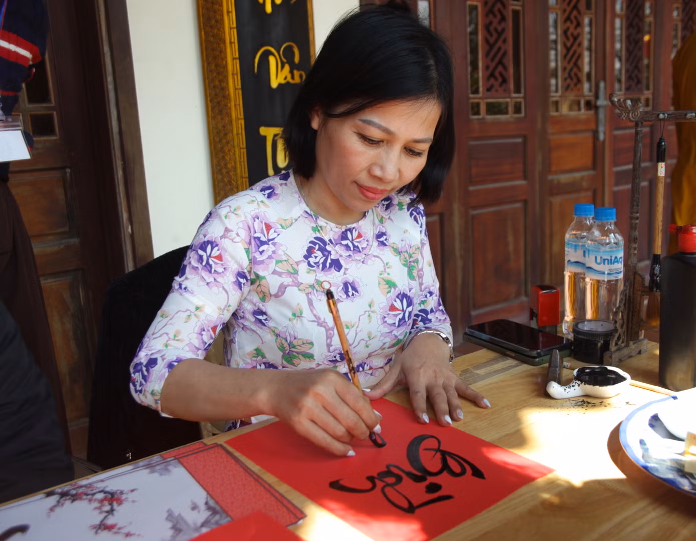 Cô đồ Bùi Nguyệt (46 tuổi, giáo viên dạy chữ đẹp ở thành phố Vinh) chia sẻ, cô đã học chữ thư pháp hơn 8 năm và đã viết cho chữ được hơn 6 năm qua. Hàng năm, vào những ngày đầu năm mới cô sẽ đến các ngôi chùa để phục vụ việc khai bút, cho chữ.