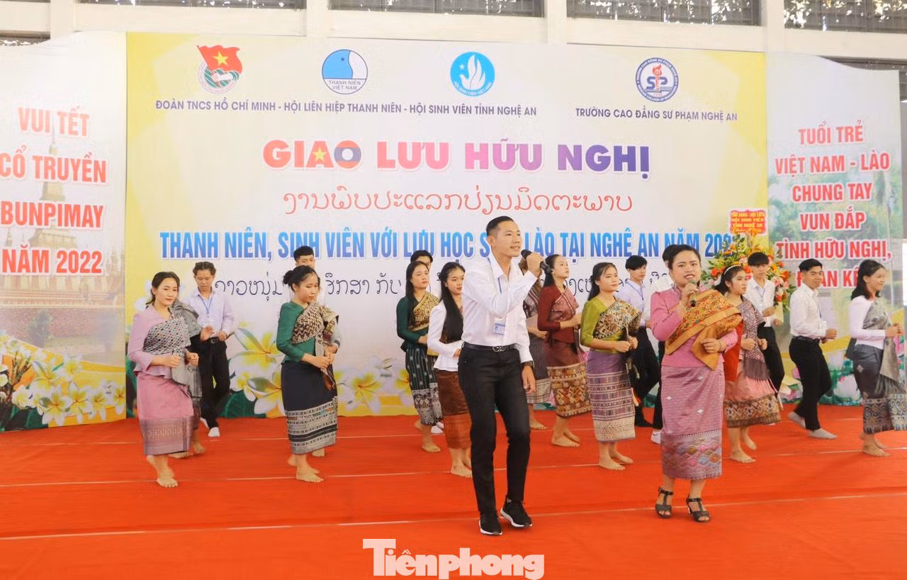 Trong ảnh: Lưu học sinh Lào biểu diễn tiết mục múa truyền thống.