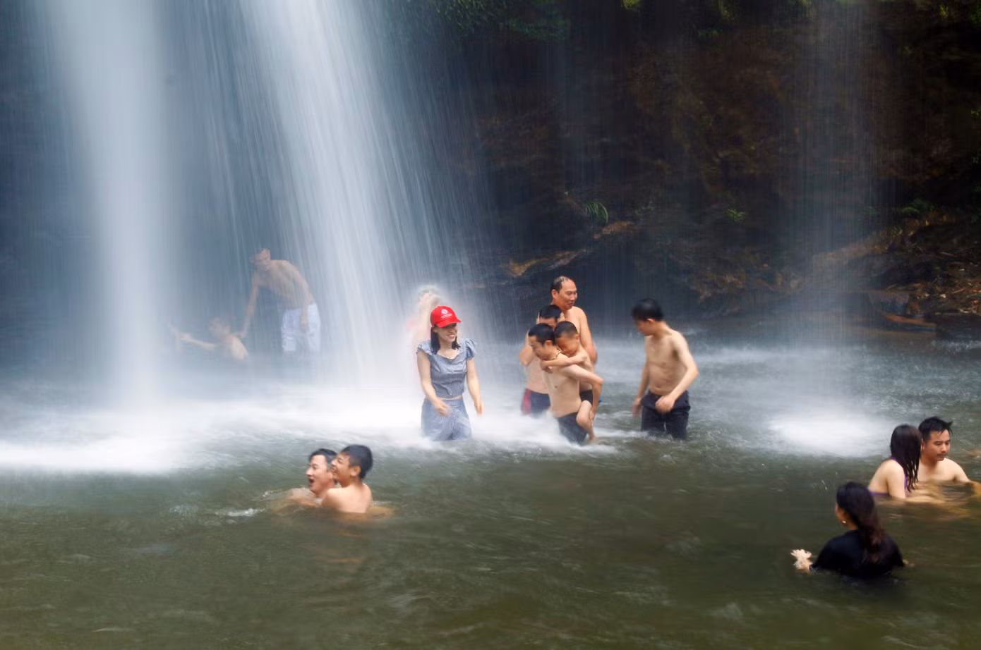Đặt chân tới đây, du khách sẽ không khỏi ngỡ ngàng trước vẻ đẹp nguyên sinh của dòng thác. Từ độ cao 500 mét, dòng nước đổ xuống bung ra như một dải lụa trắng mềm mại phất phơ bay trong gió nhẹ. Phía dưới là hồ nước rộng với độ sâu vừa phải đủ sức chứa cho hàng trăm người tắm.