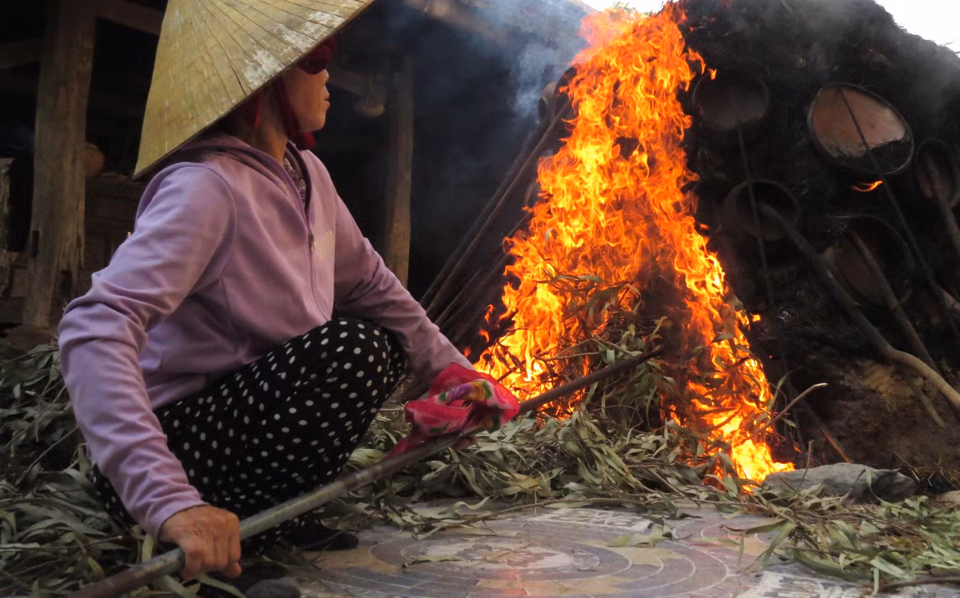 Khâu cuối cùng là nung. Thường lò nung cao khoảng hơn 1m, rộng 2m. Tùy kích thước từng sản phẩm mà lò có thể nung từ 300-700 sản phẩm.