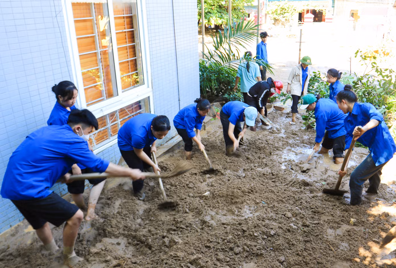 Theo anh Vi Thái Thuận - Bí thư Huyện đoàn Kỳ Sơn (Nghệ An) cho biết, ngày 2/10, thời điểm lũ quét xảy ra tại xã Tà Cạ, Tây Sơn, khối 1 (thị trấn Mường Xén), khoảng 300 đoàn viên, thanh niên đã được huy động vào tâm lũ giúp dân khắc phục hậu quả.