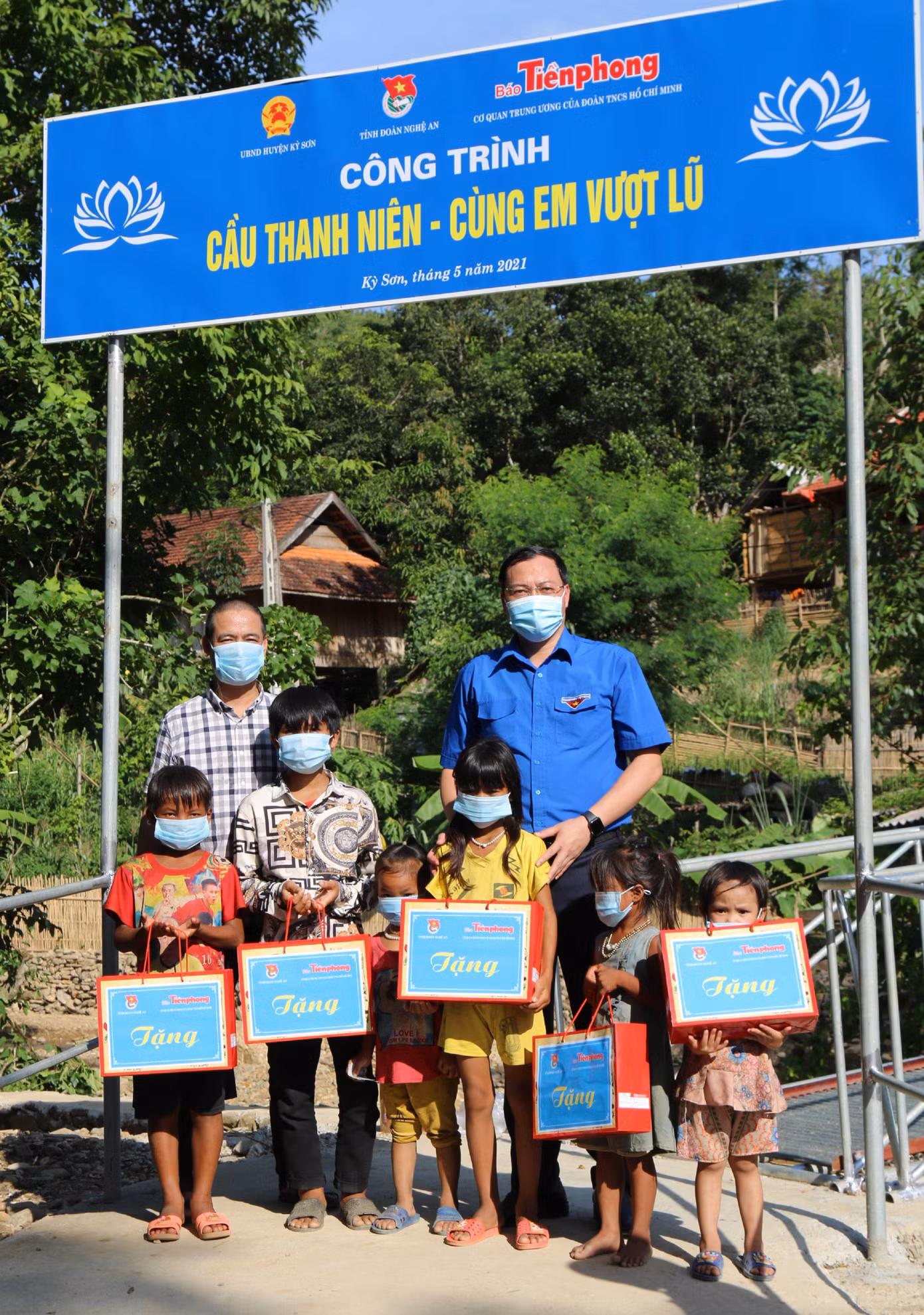 Cũng trong buổi lễ, anh Chu Đức Thái - Phó Bí thư Tỉnh đoàn, Chủ tịch Hội LHTN tỉnh Nghệ An và Nhà báo Trần Quang Long - Trưởng đại diện báo Tiền Phong tại Nghệ An đã trao quà cho 6 em học sinh có hoàn cảnh khó khăn, vươn lên học giỏi thuộc bản Lưu Thắng, xã Chiêu Lưu, huyện Kỳ Sơn.