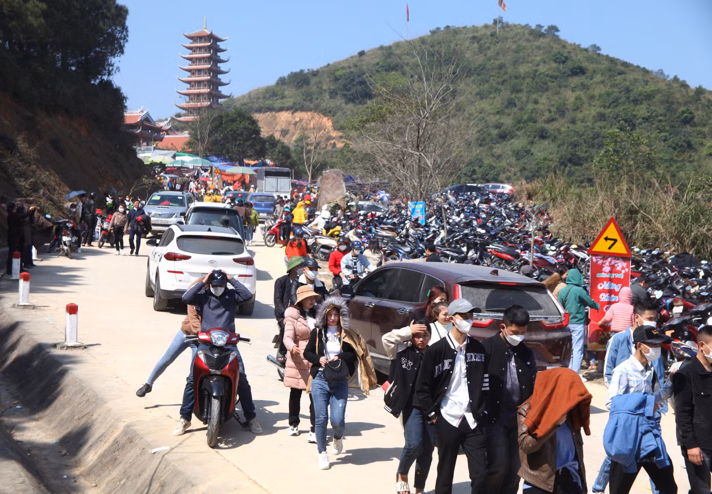 Những ngày đầu năm mới, tại ngôi chùa Đại Tuệ (tọa trên ngọn núi cao của xã Nam Anh, huyện Nam Đàn, Nghệ An) diễn ra lễ khai bút, khai ấn đầu năm thu hút hàng vạn người dân và du khách thập phương. Đây là hoạt động được nhà chùa tổ chức hàng năm vào ngày mùng 5 tết, nhằm tôn vinh nét truyền thống tốt đẹp của người dân xứ Nghệ là “cầu trí tuệ làm sự nghiệp”.