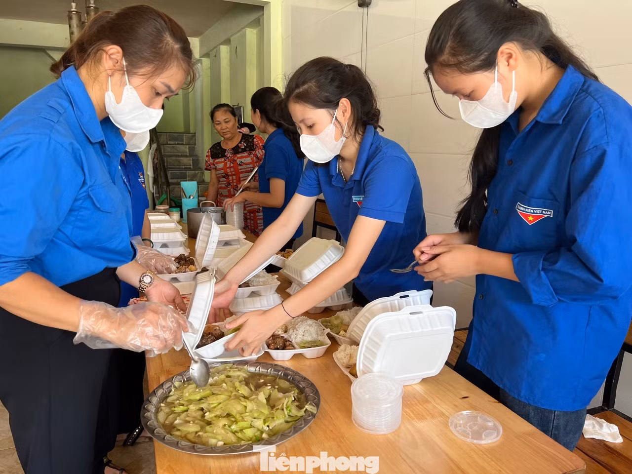 Chị Lữ Thị Băng Châu - Bí thư Huyện đoàn Con Cuông (Nghệ An) chia sẻ: "Trước đó Huyện đoàn đã khảo sát, lên danh sách những thí sinh có hoàn cảnh khó khăn và thí sinh nhà xa đến các điểm thi để lên phương án hỗ trợ và nấu các suất cơm để phục vụ các em. Sau khi có danh sách, các đoàn viên chia nhau mỗi người một việc, người đi mua thực phẩm, người nấu ăn, nhặt rau. Sau khi nấu chín, mọi người cùng chia cơm thành các phần và đi phát cho các thí sinh sau giờ làm bài".