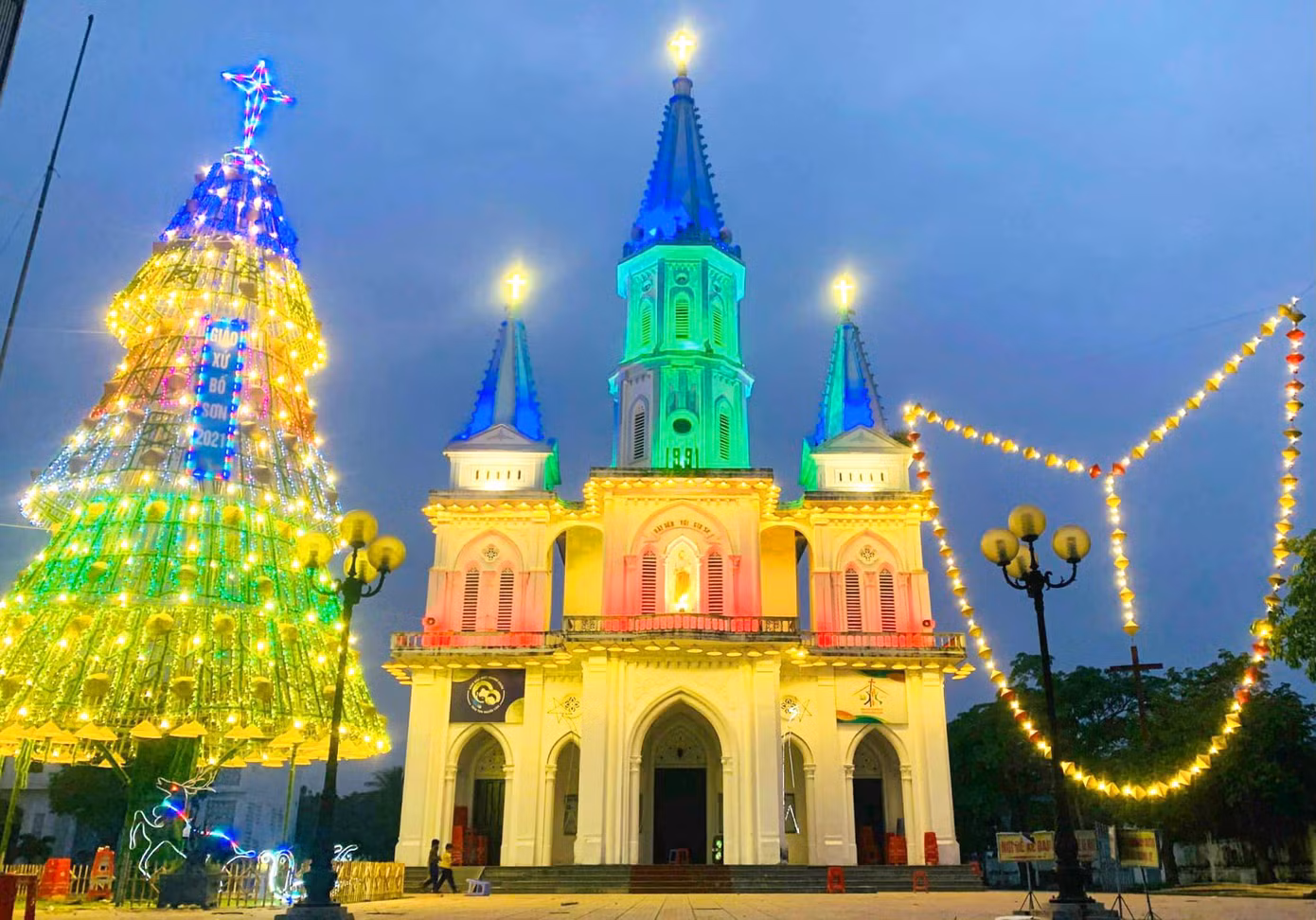 Giáo xứ Bố Sơn (xã Nghi Vạn, huyện Nghi Lộc, Nghệ An) càng gần Noel càng trở nên lung linh, huyền ảo.