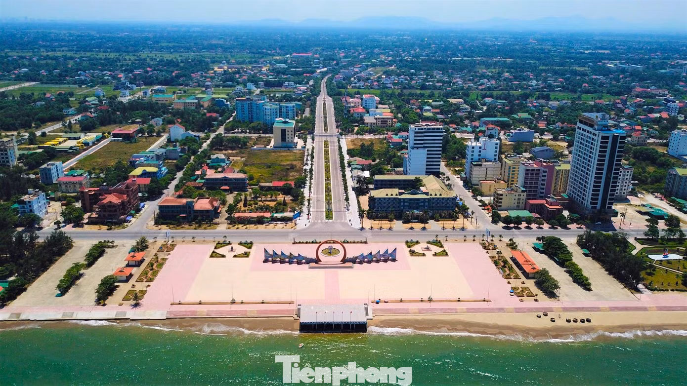 Thị xã Cửa Lò (Nghệ An) vừa công khai và lấy ý kiến góp ý cho đồ án Quy hoạch chi tiết xây dựng tỷ lệ 1/500 Khu lâm viên phía Đông đường Bình Minh. Thị xã giao các phường tổng hợp ý kiến bằng hình thức lấy phiếu trước ngày 13/5/2023 để tổng hợp chỉnh sửa đồ án quy hoạch trước khi xin ý kiến UBND tỉnh, trình các sở, ban, ngành liên quan để thẩm định, phê duyệt theo quy định. (Ảnh: Đức Phúc).