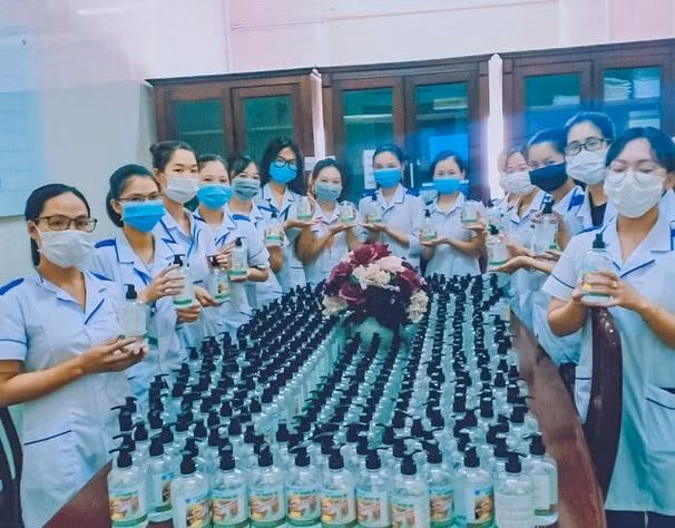 Nhóm sinh viên đã tự sản xuất chế phẩm dung dịch sát khuẩn rửa tay phòng, chống dịch COVID-19. Nhóm sinh viên đã tự sản xuất chế phẩm dung dịch sát khuẩn rửa tay phòng, chống dịch COVID-19.