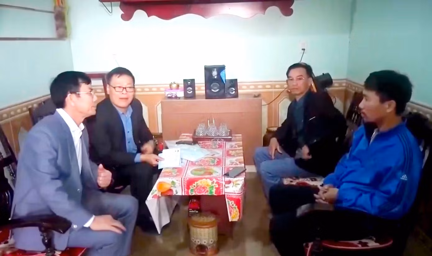 Đại diện lãnh đạo huyện Nghi Lộc và các cơ quan chức năng đến thăm gia đình có người mất và điều trị do mắc bệnh bụi phổi. Đại diện lãnh đạo huyện Nghi Lộc và các cơ quan chức năng đến thăm gia đình có người mất và điều trị do mắc bệnh bụi phổi.
