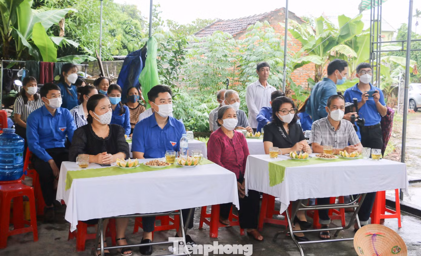 Lãnh đạo Huyện ủy Hưng Nguyên, xã Hưng Tây, người dân địa phương cùng đến dự lễ khởi công xây dựng nhà nhân ái cho cụ Ngoan.