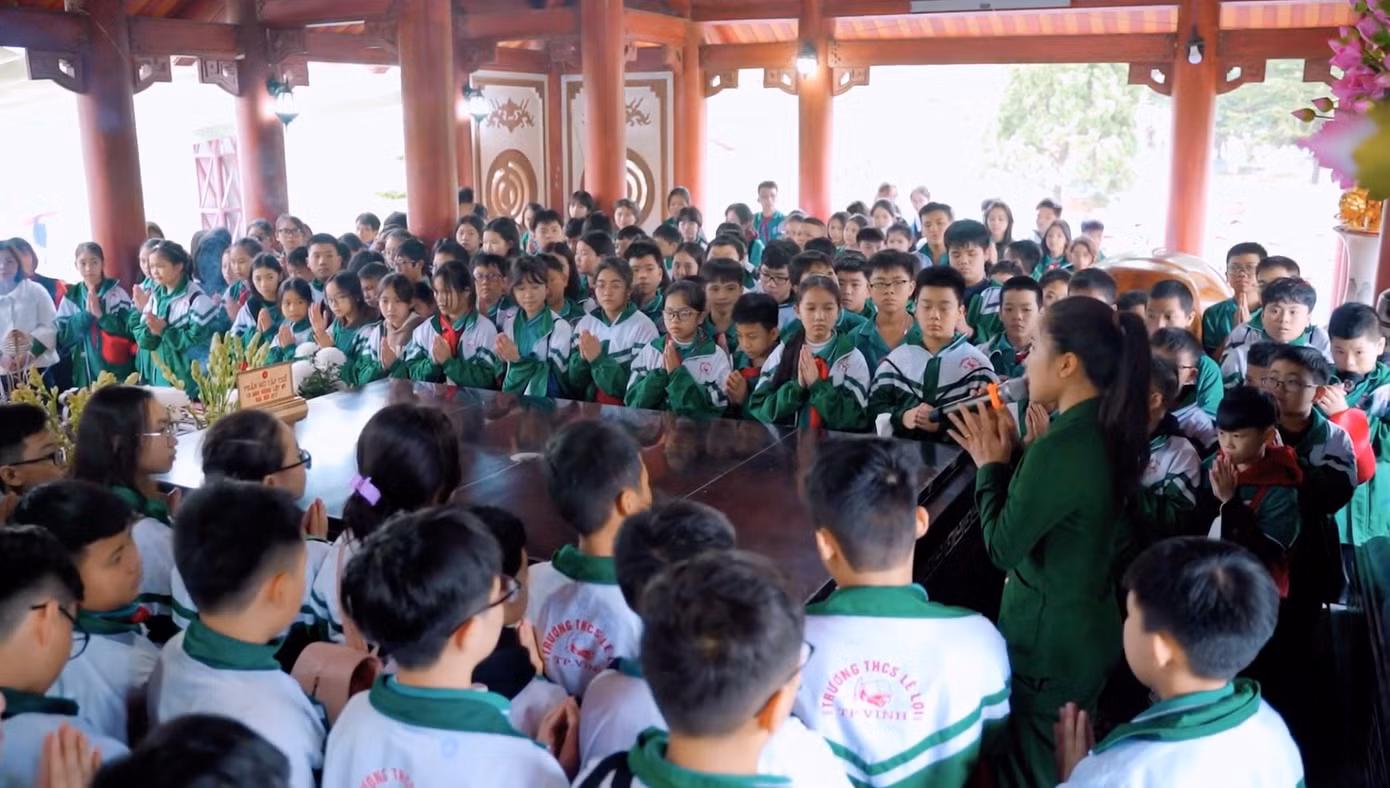 Trường THCS Lê Lợi (TP. Vinh) tổ chức hoạt động ngoại khóa, đưa các em học sinh đến dâng hương, tìm hiểu lịch sử tại Khu Di tích lịch sử Truông Bồn (Đô Lương, Nghệ An) đã nhận được sự nhất trí của phụ huynh, học sinh.