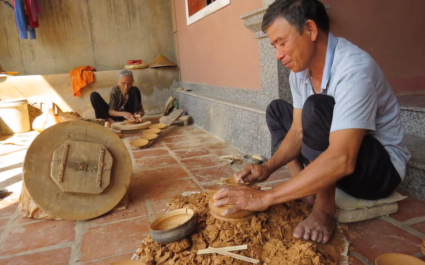 Ông Nguyễn Hữu Thanh (63 tuổi) cho biết, thời điểm này, mỗi tuần gia đình ông làm khoảng 800 loại nồi. Mỗi sản phẩm có giá 10.000 đồng. Càng giáp Tết, số lượng càng tăng, lò nung của ông cũng phải đỏ lửa liên tục để phục vụ thị trường.
