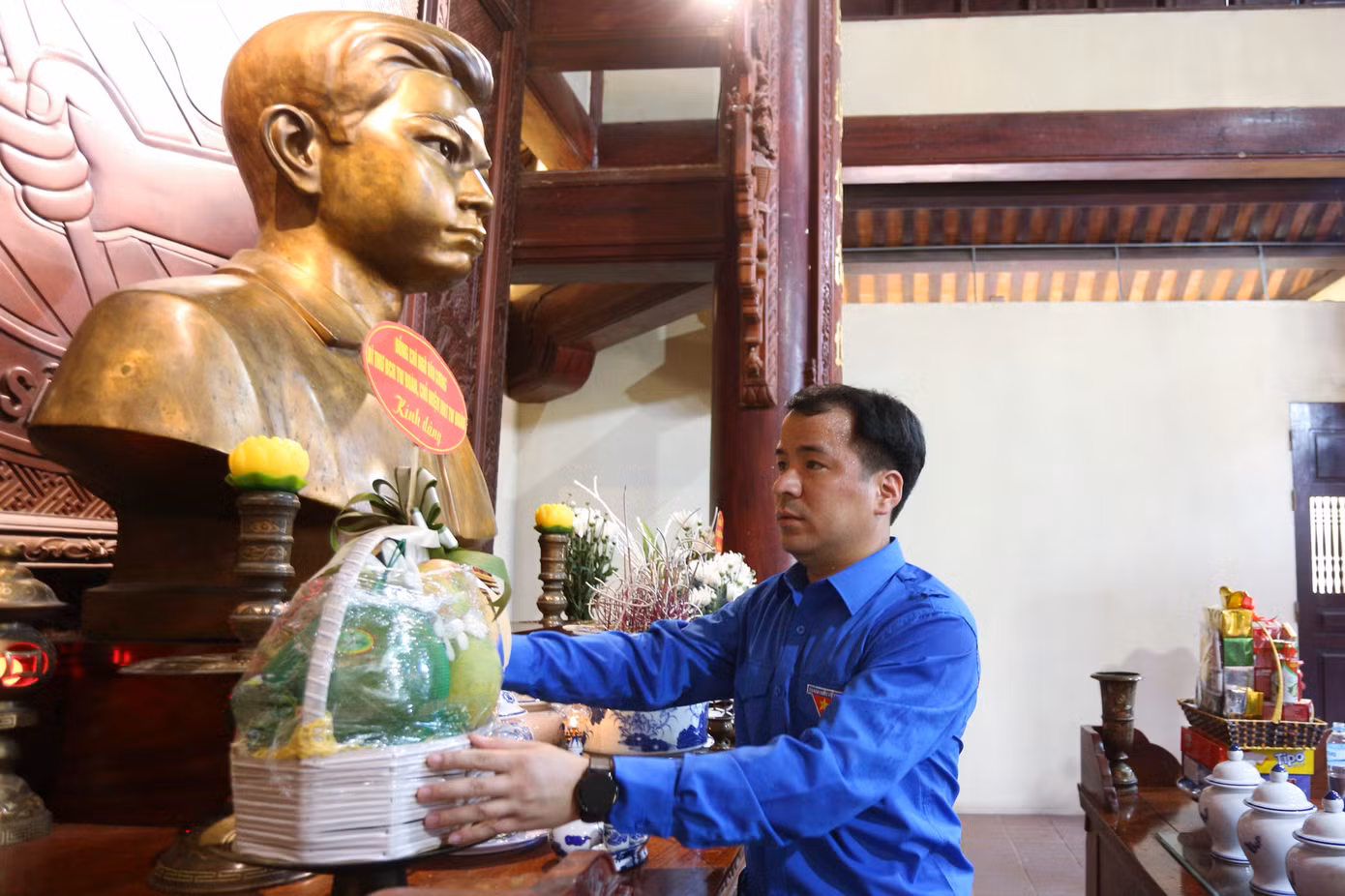 Anh Ngô Văn Cương dâng hoa và lễ vật trước tượng anh hùng, liệt sĩ Lý Tự Trọng. Anh Ngô Văn Cương dâng hoa và lễ vật trước tượng anh hùng, liệt sĩ Lý Tự Trọng.