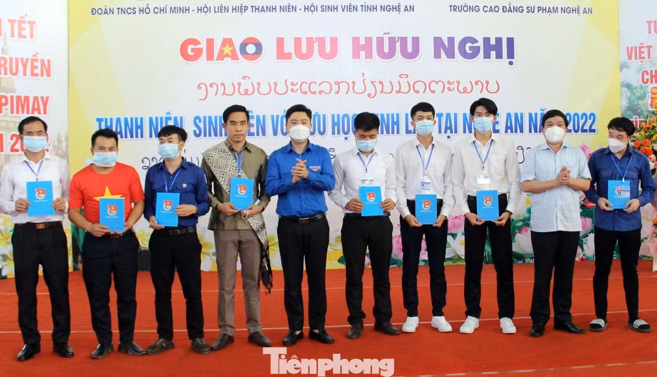 Cũng theo Bí thư Tỉnh Đoàn Nghệ An, năm 2021 khi tình hình diễn biến phức tạp của dịch bệnh COVID – 19, Ban Thường vụ Tỉnh đoàn Nghệ An đã vận động các nguồn lực xã hội hóa tổ chức các chương trình san sẻ yêu thương, chung tay vượt qua đại dịch, Triệu Túi an sinh để hỗ trợ nhu yếu phẩm thiết yếu cho các bạn sinh viên Lào đang học tập và sinh sống trên địa bàn tỉnh. Cùng với đó thanh niên, sinh viên nước bạn Lào đã tích cực tham gia các hoạt động tình nguyện hỗ trợ các lực lượng chức năng phòng chống dịch bệnh COVID – 19 trên địa bàn tỉnh Nghệ An. Trong ảnh: Anh Lê Văn Lương trao quà cho lưu học sinh Lào có thành tích xuất sắc trong học tập và rèn luyện.