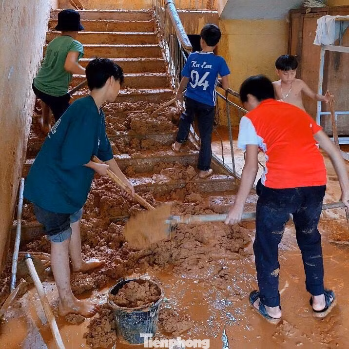“Phòng đã chỉ đạo các trường hỗ trợ dạy tăng tiết để các giáo viên có nhà bị ảnh hưởng do lũ quét có thời gian khắc phục thiệt hại. Ngoài ra, 20 học sinh tiểu học ở điểm trường lẻ tại xã Tà Cạ được đưa về học bán trú ở điểm trường chính”, ông Thiết nói. “Phòng đã chỉ đạo các trường hỗ trợ dạy tăng tiết để các giáo viên có nhà bị ảnh hưởng do lũ quét có thời gian khắc phục thiệt hại. Ngoài ra, 20 học sinh tiểu học ở điểm trường lẻ tại xã Tà Cạ được đưa về học bán trú ở điểm trường chính”, ông Thiết nói.