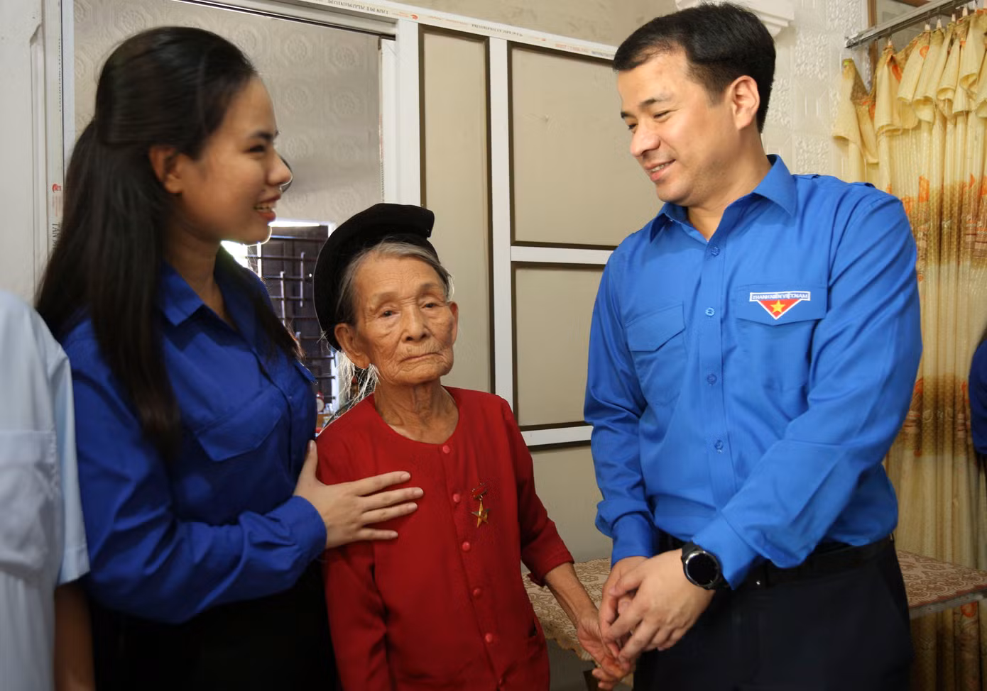 Lãnh đạo T.Ư Đoàn và Hội Hỗ trợ gia đình liệt sĩ Việt Nam đã trực tiếp đến thăm hỏi, trao quà cho Mẹ Việt Nam Anh hùng Nguyễn Thị Ả (ở phường Thạch Quý, TP Hà Tĩnh). Năm nay, mẹ 98 tuổi. Mẹ có 2 con là liệt sĩ. Lãnh đạo T.Ư Đoàn và Hội Hỗ trợ gia đình liệt sĩ Việt Nam đã trực tiếp đến thăm hỏi, trao quà cho Mẹ Việt Nam Anh hùng Nguyễn Thị Ả (ở phường Thạch Quý, TP Hà Tĩnh). Năm nay, mẹ 98 tuổi. Mẹ có 2 con là liệt sĩ.