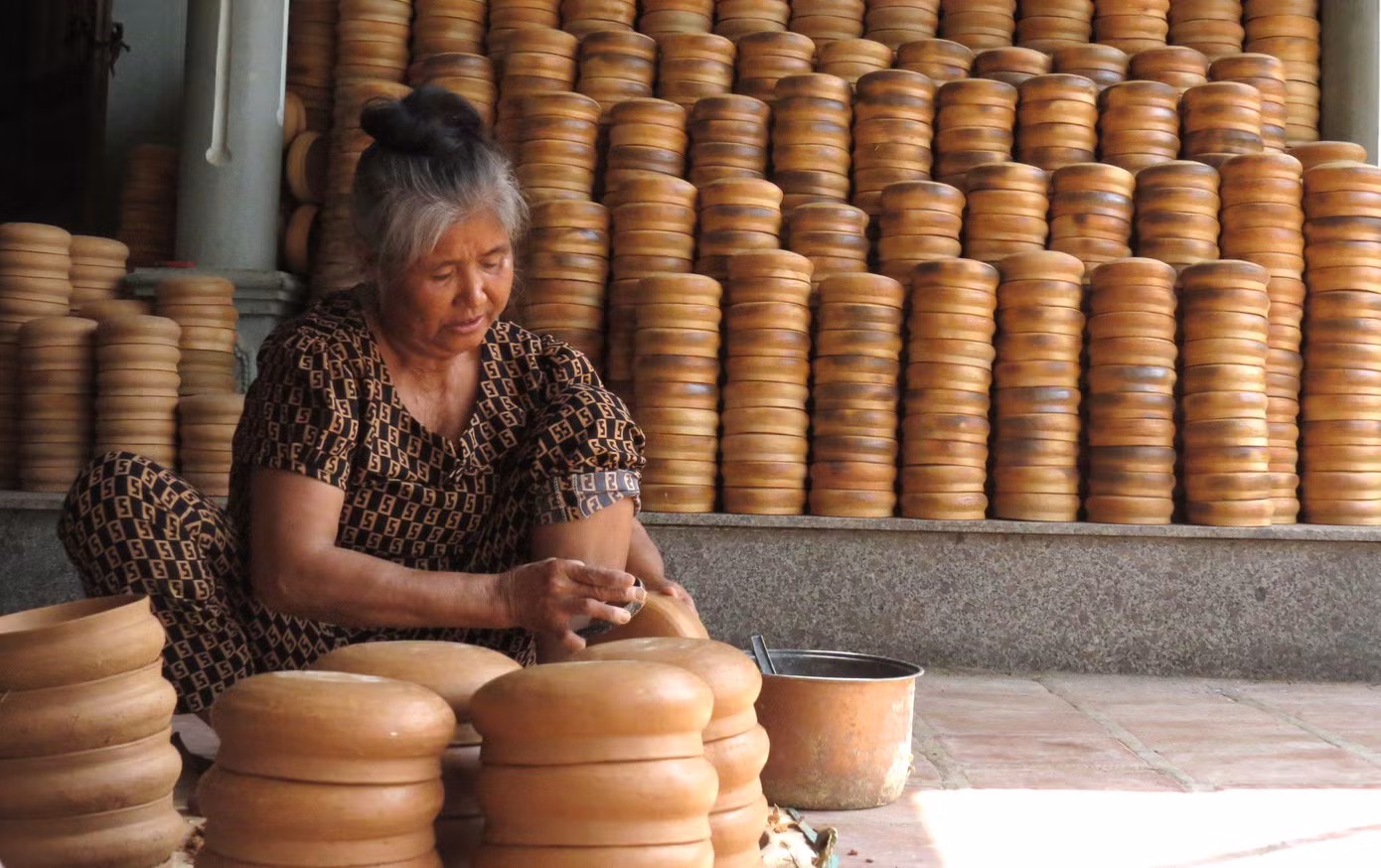Bà Phạm Thị Hoàng (81 tuổi) người được xem là “nghệ nhân” cao tuổi nhất ở Trù Sơn cho biết, xưa kia, hầu như mỗi người dân Trù Sơn đều biết làm nồi đất. Tuy nhiên, gần chục năm trở lại đây, nhiều hộ chuyển sang nghề khác.