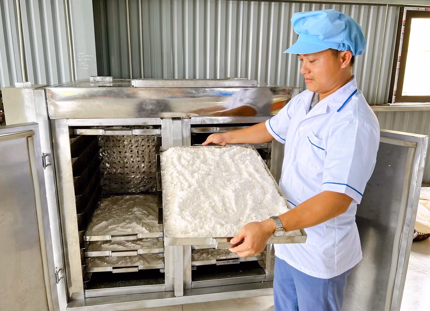 Vợ chồng chị Thắm đã sản xuất ra loại muối giảm mặn độc đáo, có giá trị dinh dưỡng cao. Vợ chồng chị Thắm đã sản xuất ra loại muối giảm mặn độc đáo, có giá trị dinh dưỡng cao.