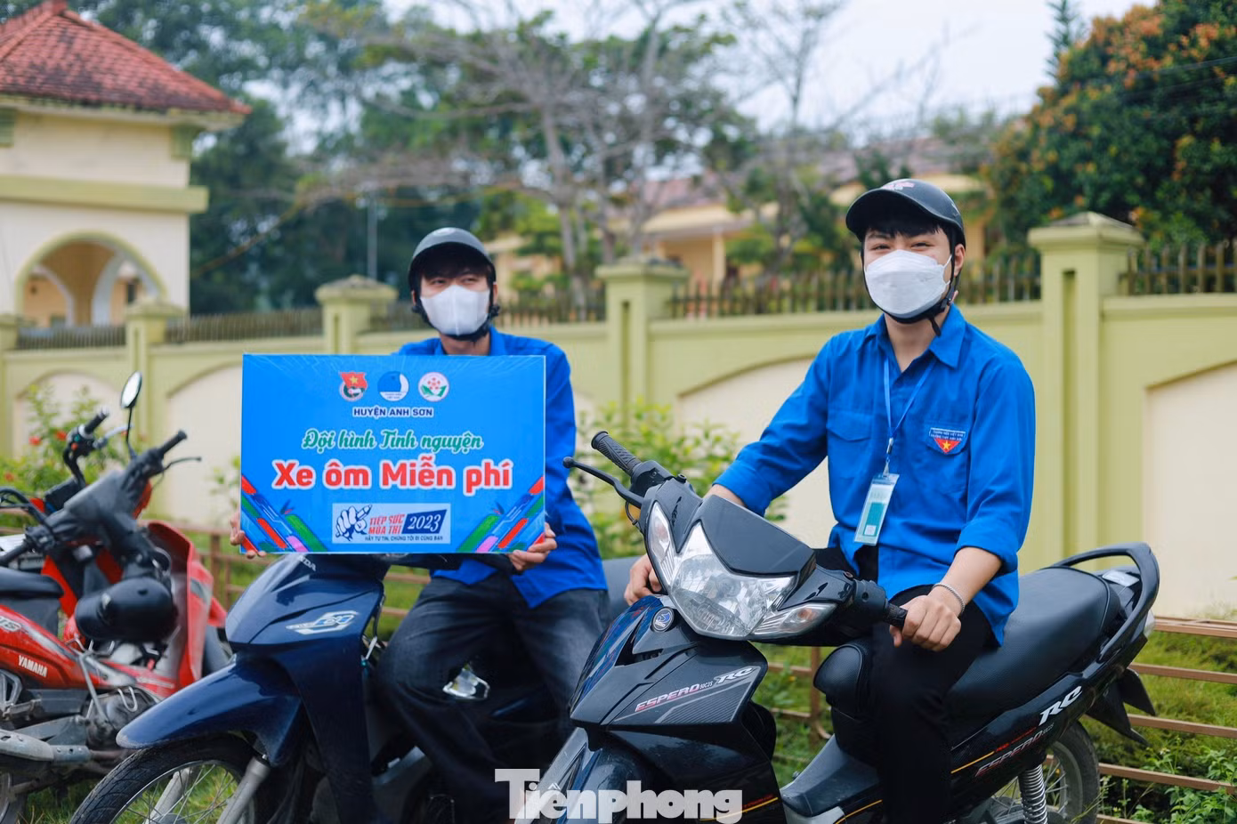 Không chỉ nấu cơm, các đoàn viên thanh niên huyện Anh Sơn còn tổ chức nhiều xe ôm miễn phí và bố trí chỗ nghỉ trưa cho các em học sinh có hoàn cảnh khó khăn ở xa đến thi.