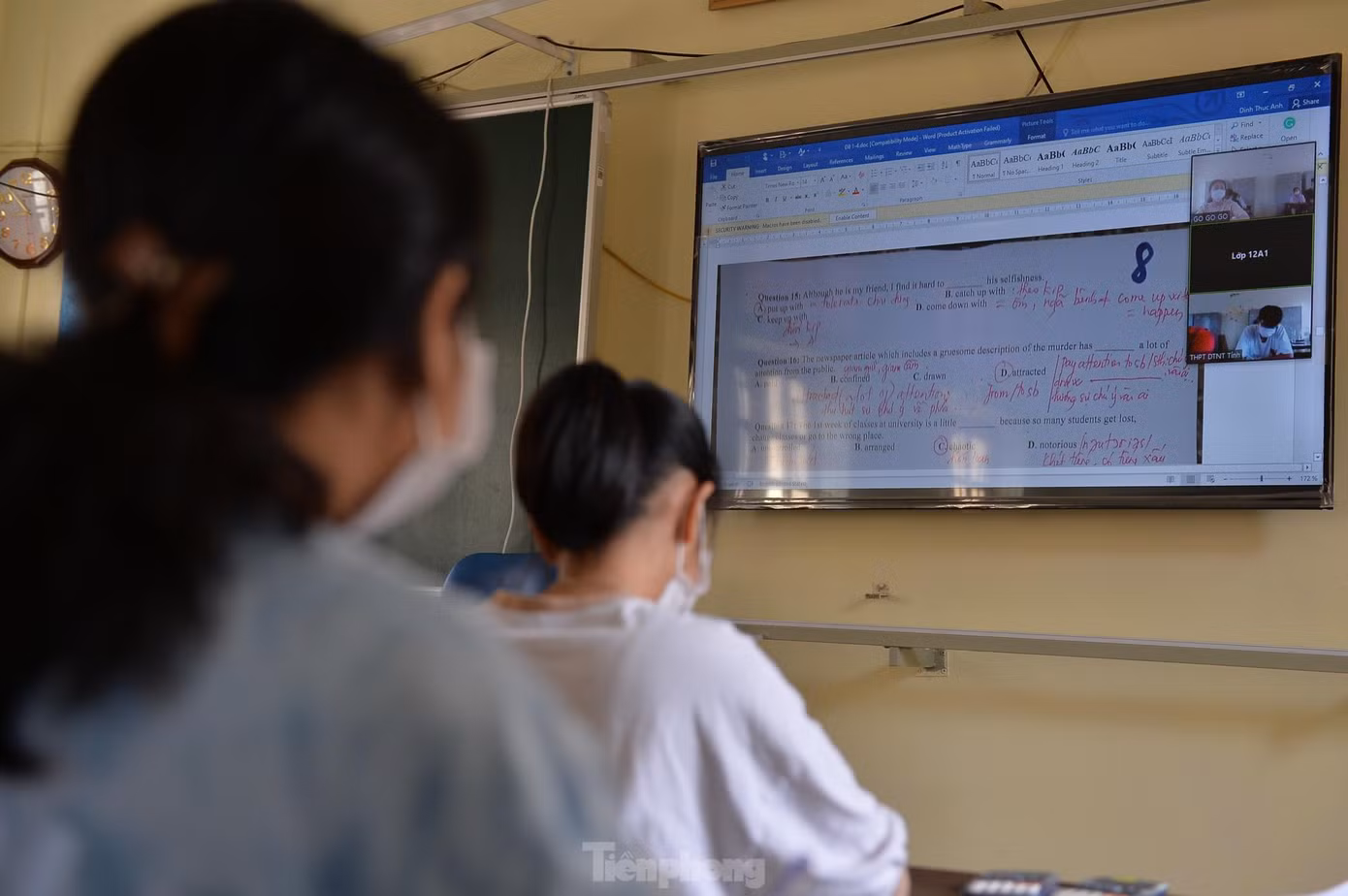 Các bài học, kiến thức quan trọng được giáo viên trường THPT DTNT tỉnh Nghệ An trình bày, giảng dạy cho học sinh để các em nắm chắc kiến thức nền. Quá trình ôn luyện đảm bảo đúng chỉ đạo về phòng chống dịch COVID-19. Các bài học, kiến thức quan trọng được giáo viên trường THPT DTNT tỉnh Nghệ An trình bày, giảng dạy cho học sinh để các em nắm chắc kiến thức nền. Quá trình ôn luyện đảm bảo đúng chỉ đạo về phòng chống dịch COVID-19.