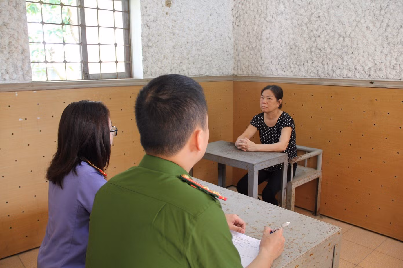 Xuân tại cơ quan công an.