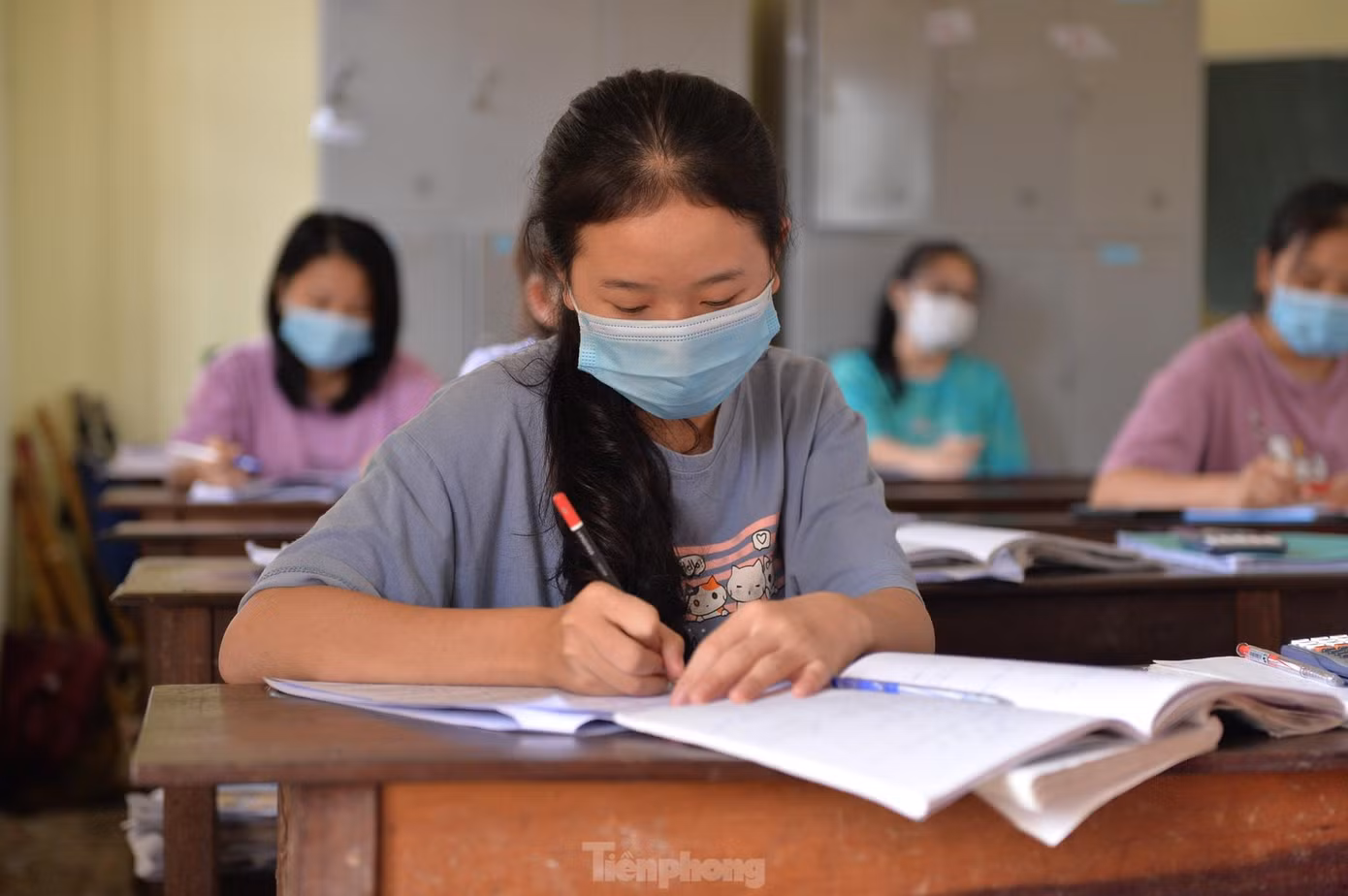 Các em học sinh chăm chỉ, miệt mài ôn luyện để đạt kết quả cao trong kỳ thi sắp tới. Em Hà Thị Thương - Học sinh lớp 12A1 chia sẻ: "Ước mơ của em là trở thành một bác sỹ nên em sẽ tập trung cố gắng để thực hiện ước mơ của mình. Từ khi được nghỉ hè tới giờ, em chưa về nhà mà ở lại trường để ôn tập, thường ngày chúng em chỉ ở trong trường, tuyệt đối không ra ngoài, không tiếp xúc với người ngoài trường. Như vậy để mọi người an toàn và không sao nhãng việc học". Các em học sinh chăm chỉ, miệt mài ôn luyện để đạt kết quả cao trong kỳ thi sắp tới. Em Hà Thị Thương - Học sinh lớp 12A1 chia sẻ: "Ước mơ của em là trở thành một bác sỹ nên em sẽ tập trung cố gắng để thực hiện ước mơ của mình. Từ khi được nghỉ hè tới giờ, em chưa về nhà mà ở lại trường để ôn tập, thường ngày chúng em chỉ ở trong trường, tuyệt đối không ra ngoài, không tiếp xúc với người ngoài trường. Như vậy để mọi người an toàn và không sao nhãng việc học".