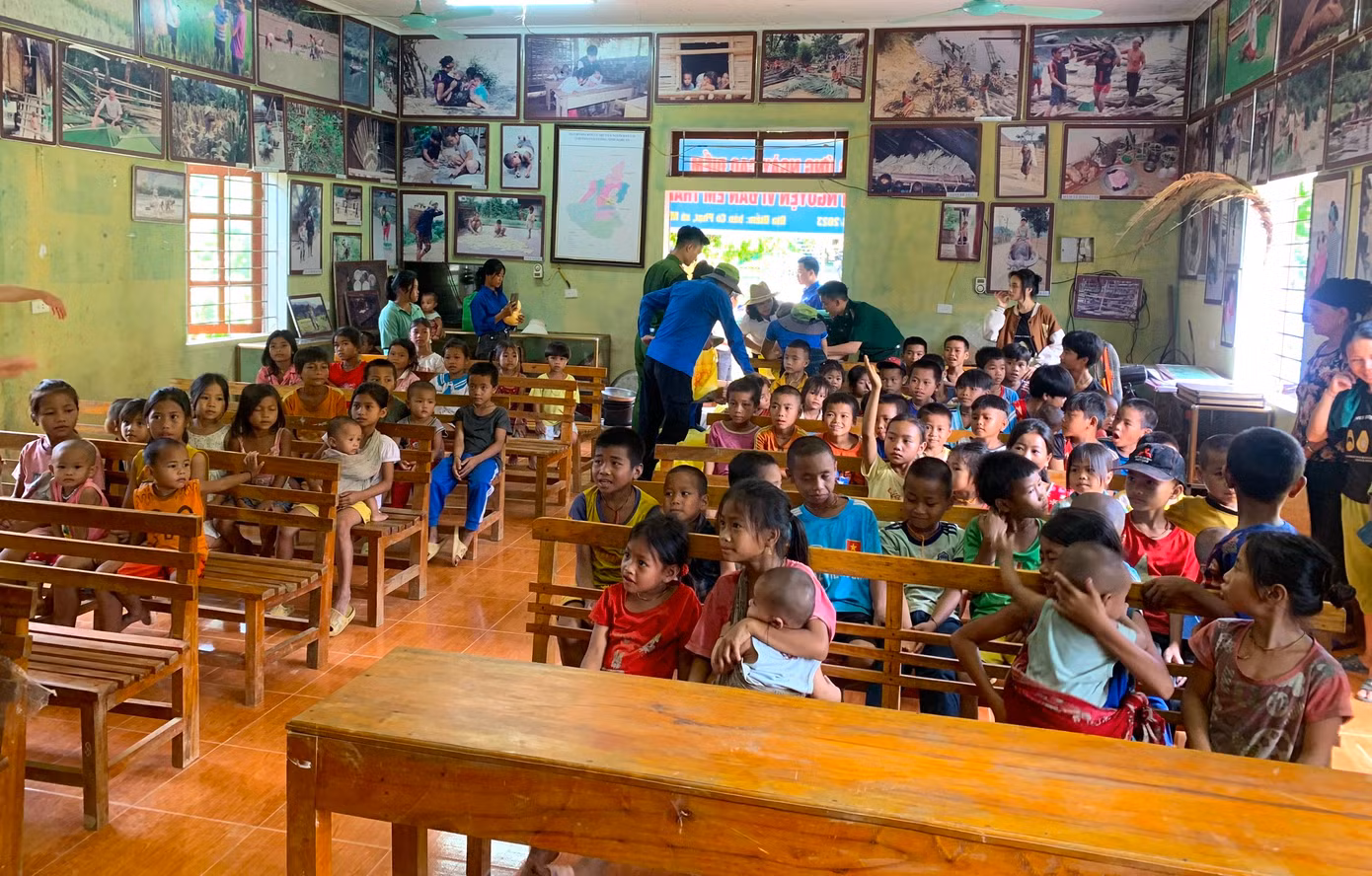 Hàng trăm em nhỏ đồng bào Đan Lai đã được đón nhận các món quà ý nghĩa cũng như tham gia các hoạt động hè đầy bổ ích do tuổi trẻ huyện Con Cuông tổ chức.